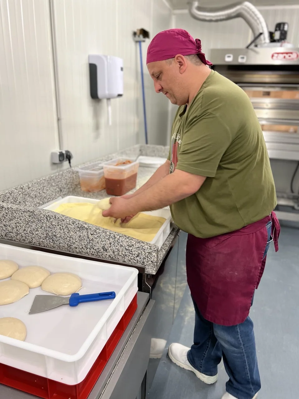 Façonnage de la pâte dans le laboratoire Pizza Del Arno